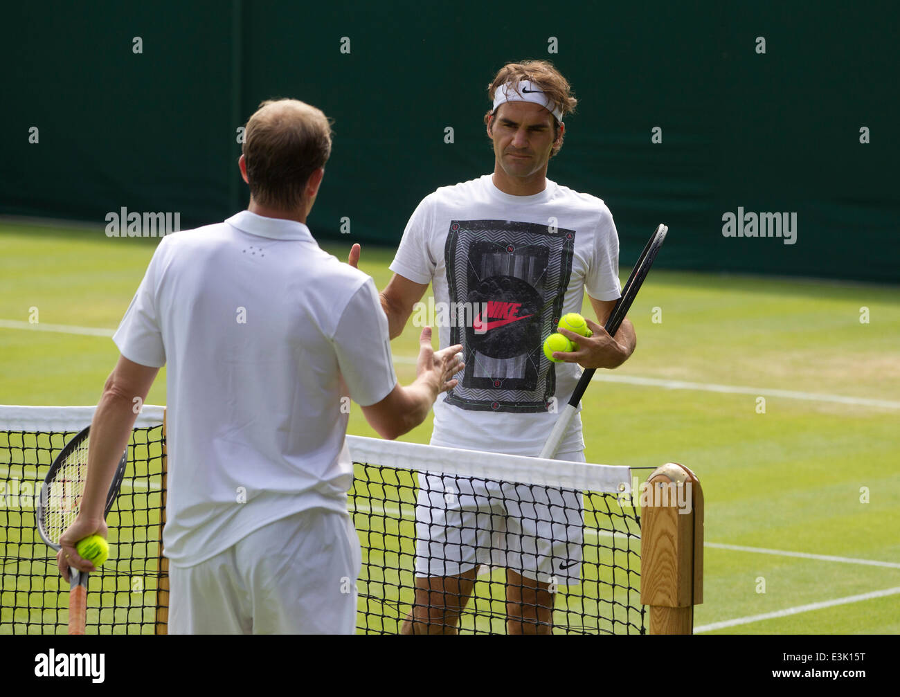 Wimbledon, London, UK. 24. Juni 2014.  Bild zeigt Roger Federer (SUI) am zweiten Tag der Wimbledon Tennis gab 2014 Erwärmung oben mit schwedischen Trainer und ehemalige Weltmeister Stefan Edberg. Bildnachweis: Clickpics/Alamy Live-Nachrichten Stockfoto