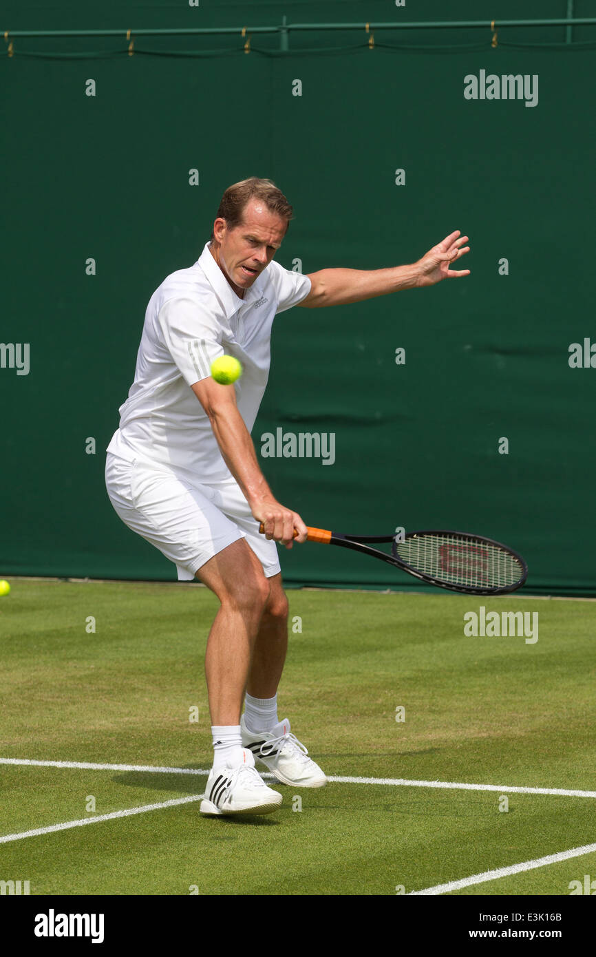 Wimbledon, London, UK. 24. Juni 2014.  Bild zeigt Stefan Edberg ehemaligen Wimbledon-Vereines und jetzt ernannte Trainer für Roger Federer (SUI) Aufwärmen am zweiten Tag von Wimbledon Tennis gab 2014. Bildnachweis: Clickpics/Alamy Live-Nachrichten Stockfoto