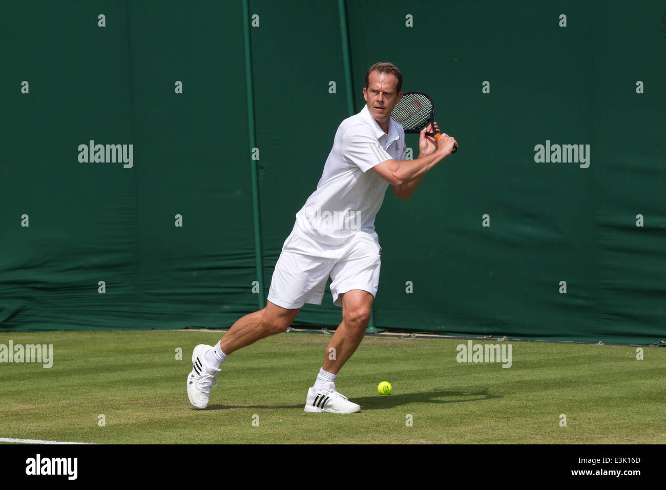 Wimbledon, London, UK. 24. Juni 2014.  Bild zeigt Stefan Edberg ehemaligen Wimbledon-Vereines und jetzt ernannte Trainer für Roger Federer (SUI) Aufwärmen am zweiten Tag von Wimbledon Tennis gab 2014. Bildnachweis: Clickpics/Alamy Live-Nachrichten Stockfoto
