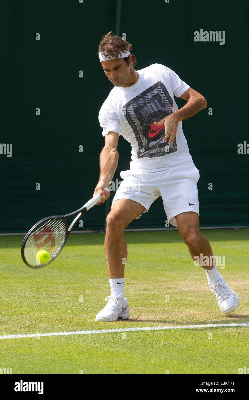Wimbledon, London, UK. 24. Juni 2014.  Bild zeigt Roger Federer (SUI) am zweiten Tag der Wimbledon Tennis Championships 2014 Erwärmung bis vor seinem 1. Vorrundenspiel mit Paolo Lorenzi (ITA) auf Platz Nr. 1. Bildnachweis: Clickpics/Alamy Live-Nachrichten Stockfoto