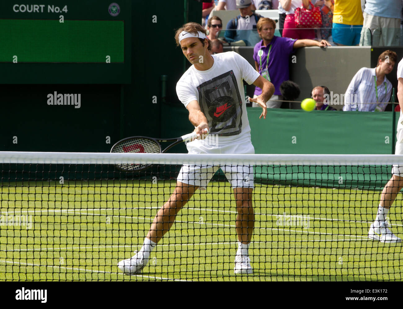 Wimbledon, London, UK. 24. Juni 2014.  Bild zeigt Roger Federer (SUI) am zweiten Tag der Wimbledon Tennis gab 2014 Erwärmung bis vor seinem 1. Vorrundenspiel mit Paolo Lorenzi (ITA) auf Platz Nr. 1. Bildnachweis: Clickpics/Alamy Live-Nachrichten Stockfoto