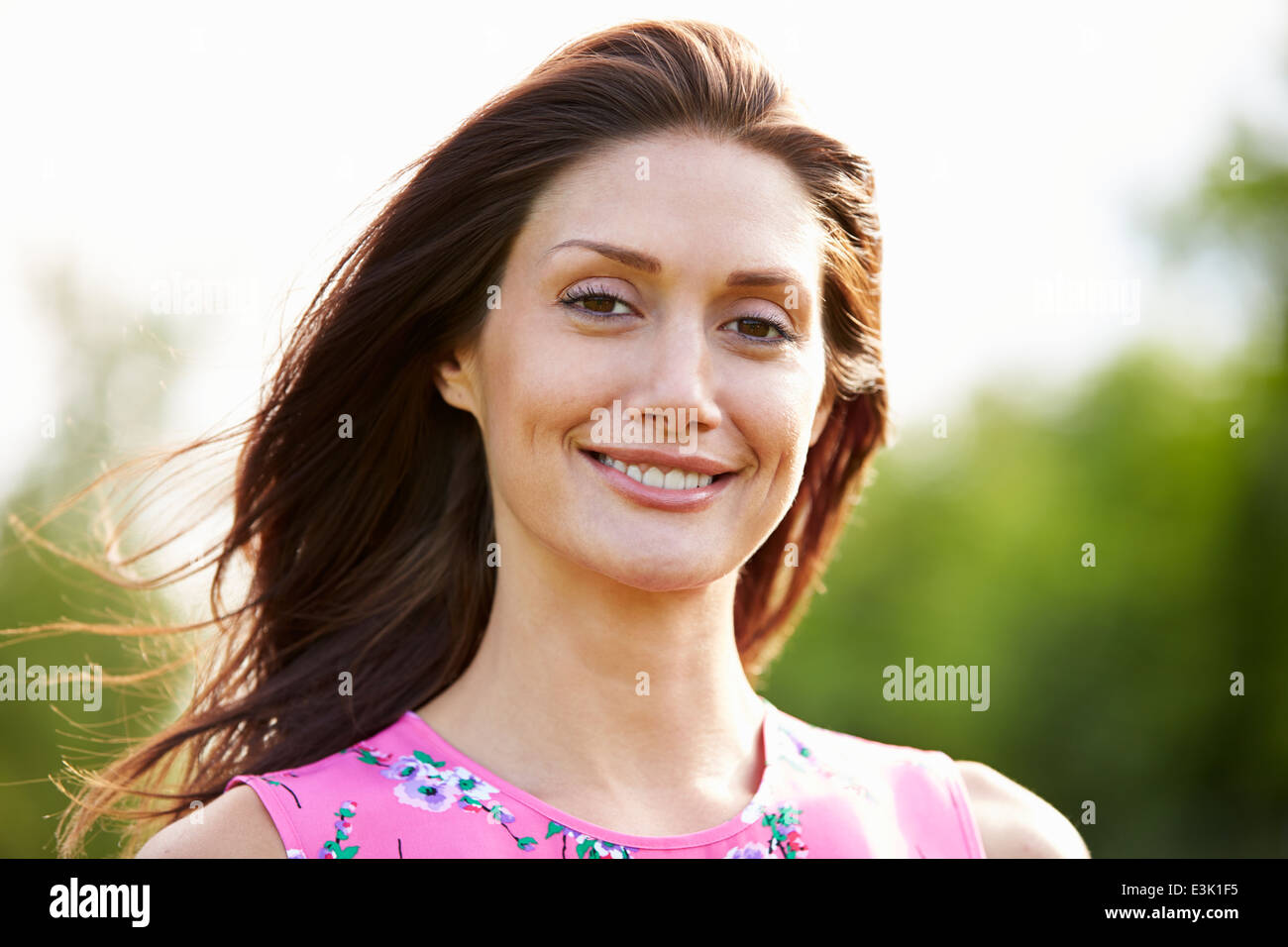 Portrait Of Smiling Hispanic Frau In Landschaft Stockfoto