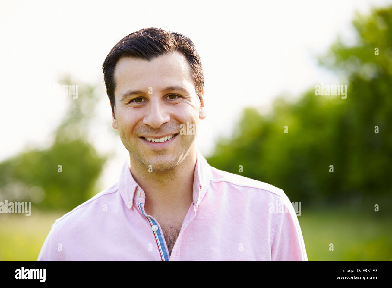 Portrait Of Smiling Hispanic Mann In Landschaft Stockfoto
