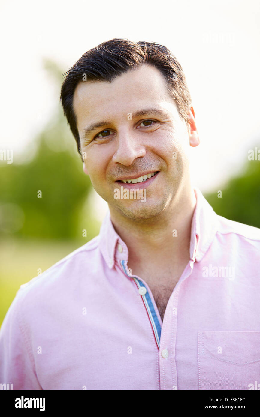 Portrait Of Smiling Hispanic Mann In Landschaft Stockfoto