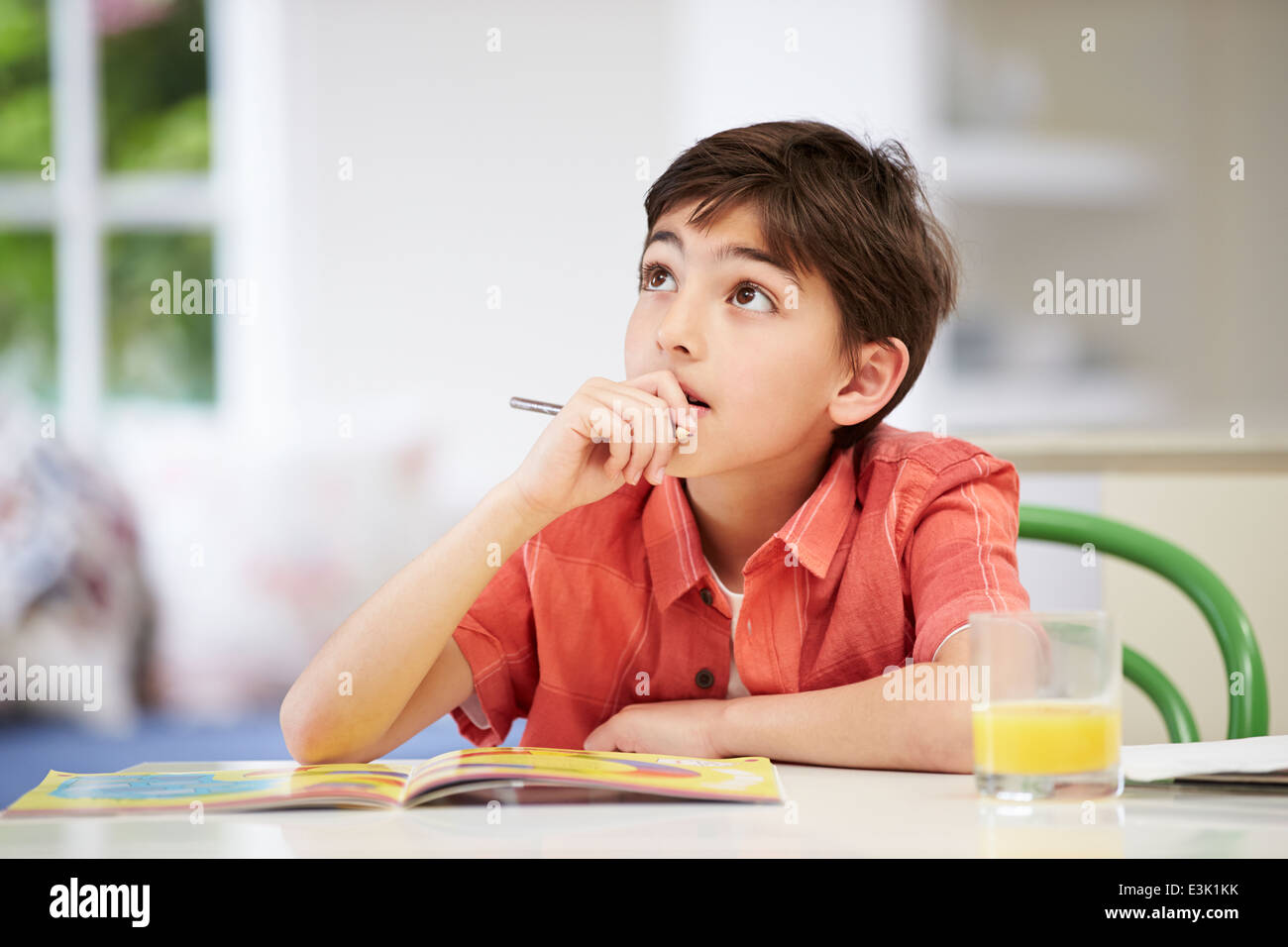 Hispanische Boy Hausaufgaben In Küche Stockfoto