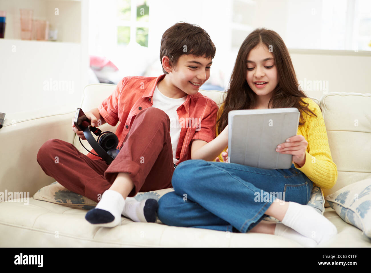 Kinder spielen mit Digital-Tablette und MP3-Player Stockfoto