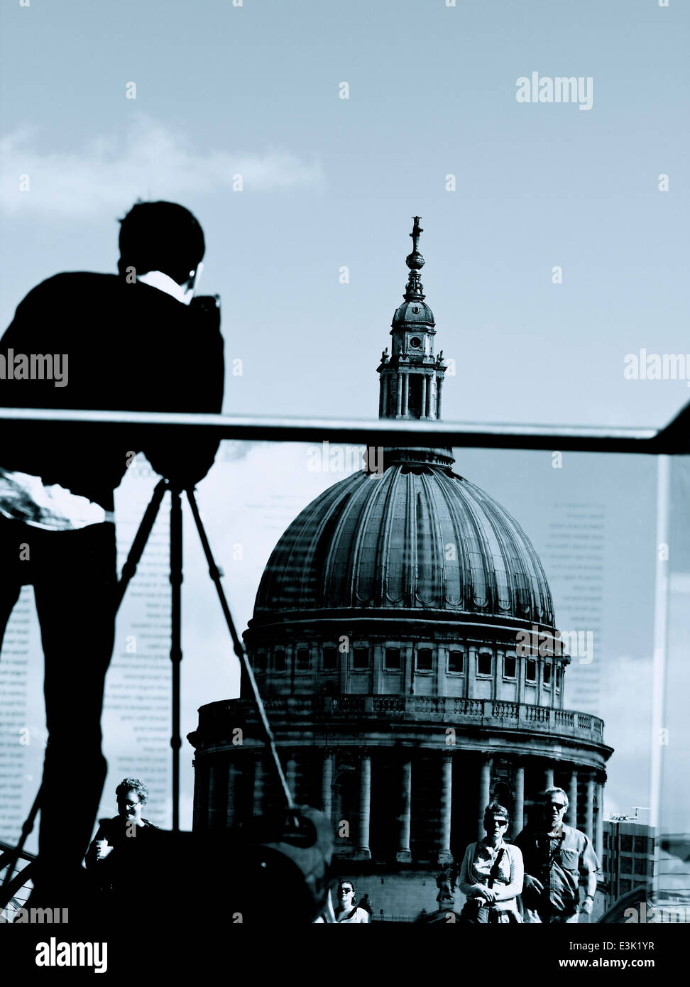 Touristen über die Millennium Bridge und Mann nehmen Foto auf Stativ St Pauls Cathedral London England Europa Stockfoto