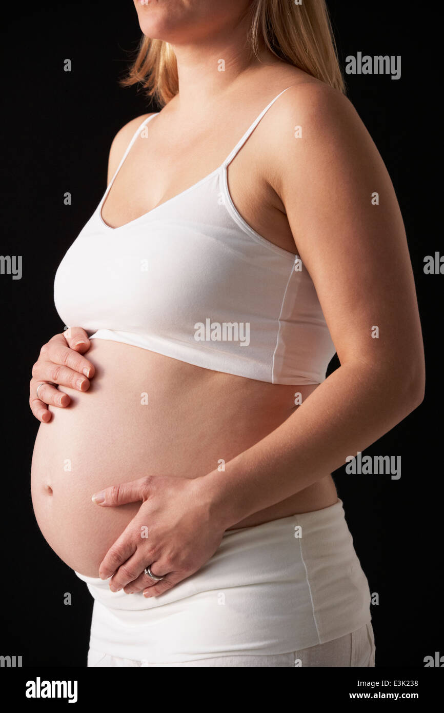 Close Up Portrait der schwangeren Frau auf schwarzem Hintergrund Stockfoto