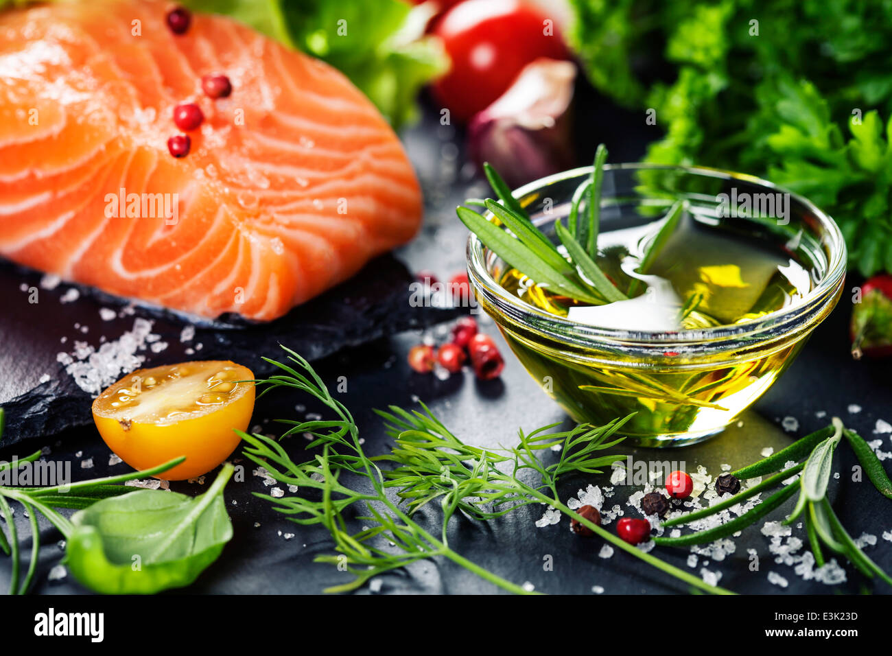 Leckere Portion Frisches Lachsfilet mit aromatischen Kräutern, Gewürzen und Gemüse - gesunde Ernährung, Diät oder Koch-Konzept Stockfoto