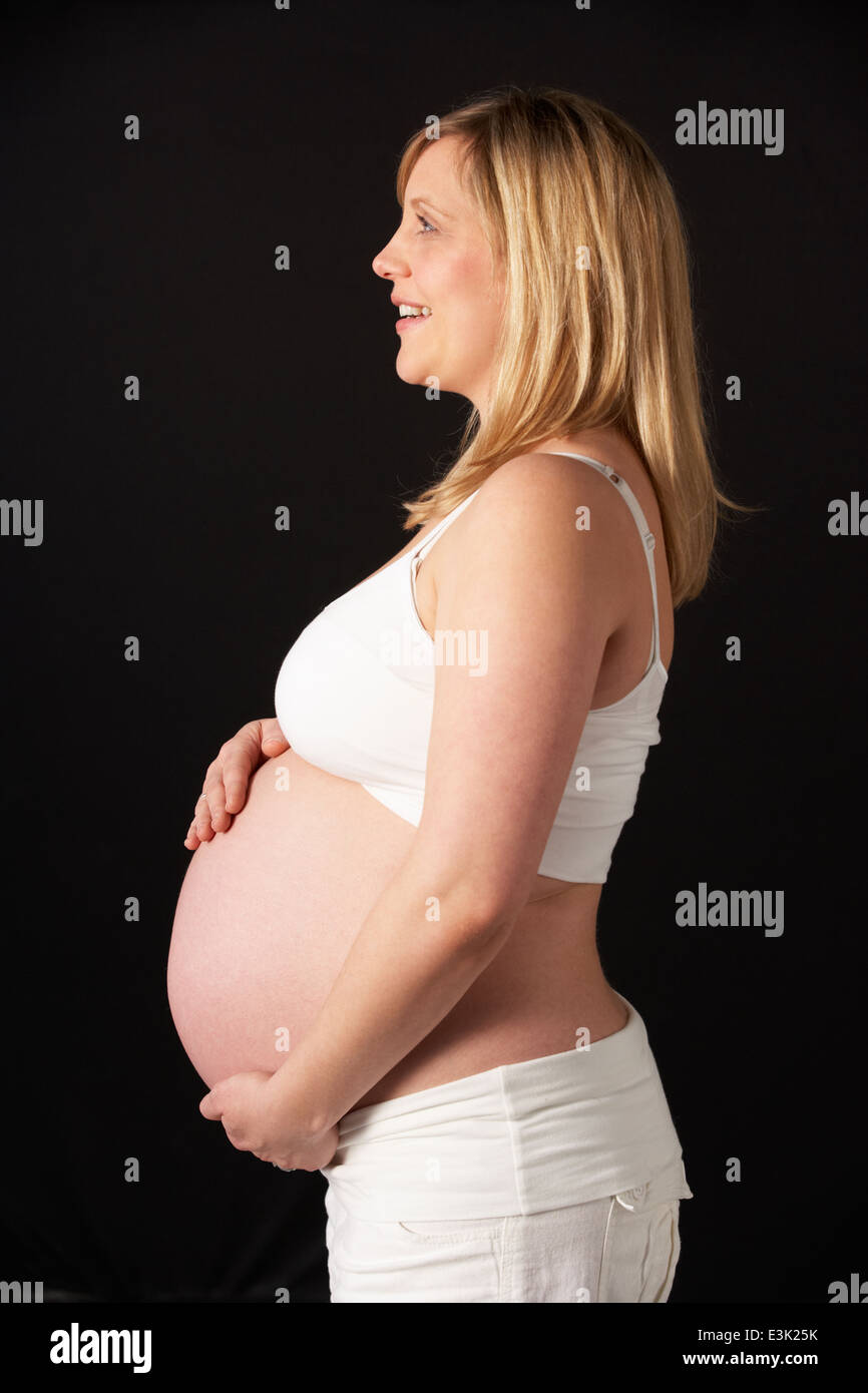 Porträt von schwangeren tragen weiß auf schwarzem Hintergrund Stockfoto