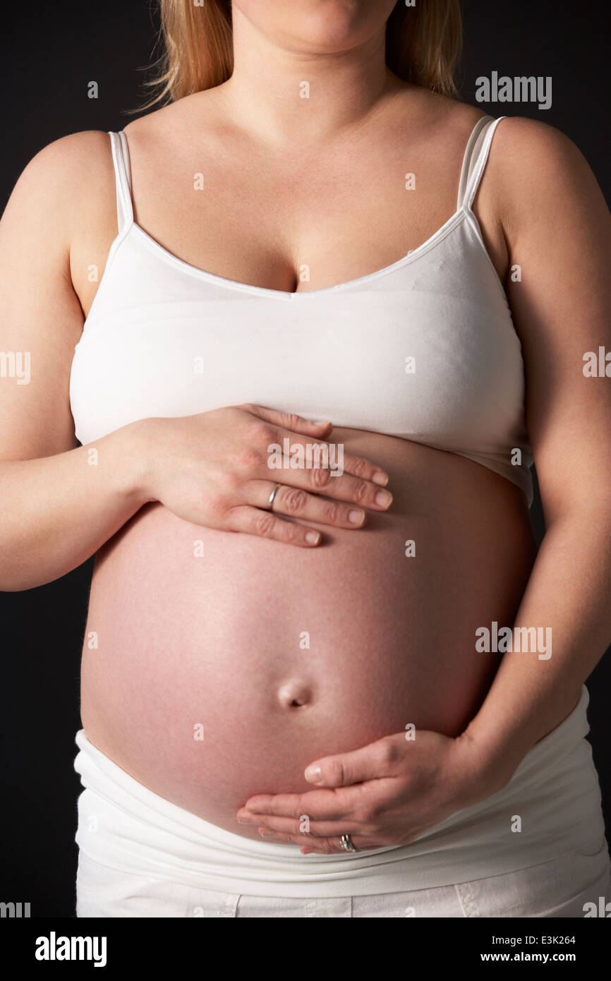 Close Up Portrait der schwangeren Frau auf schwarzem Hintergrund Stockfoto