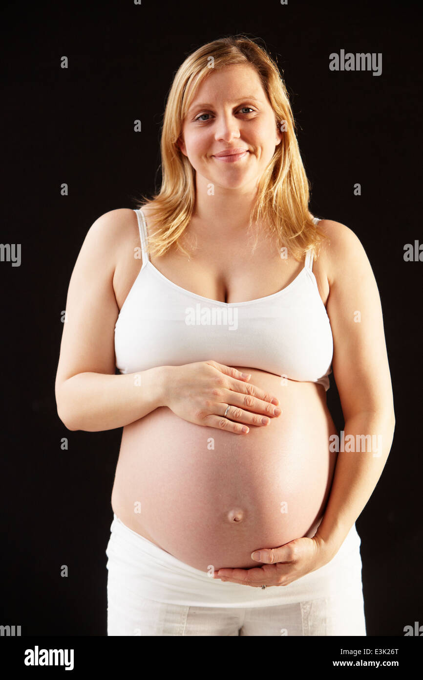 Porträt von schwangeren tragen weiß auf schwarzem Hintergrund Stockfoto