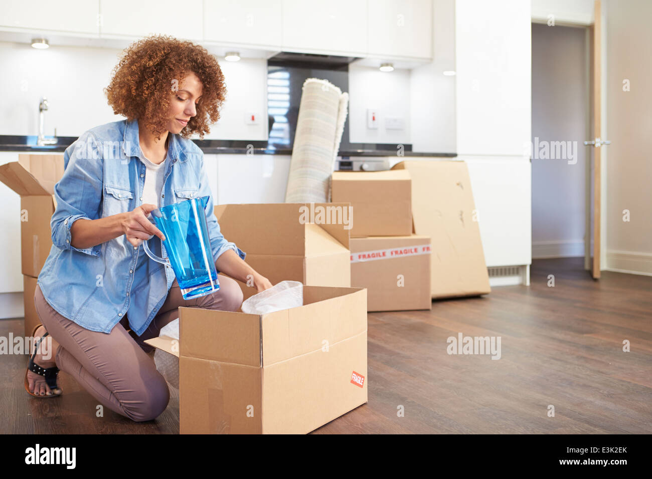 Frau, Umzug in neue Felder "nach Hause" und Auspacken Stockfoto