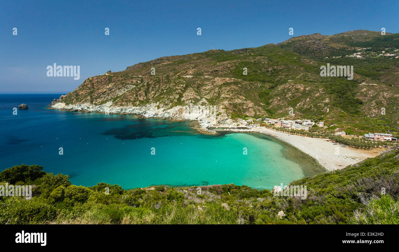 Die kristallklaren Mittelmeer, Strand und Hafen von Giottani auf West Küste des Cap Corse Korsika Stockfoto