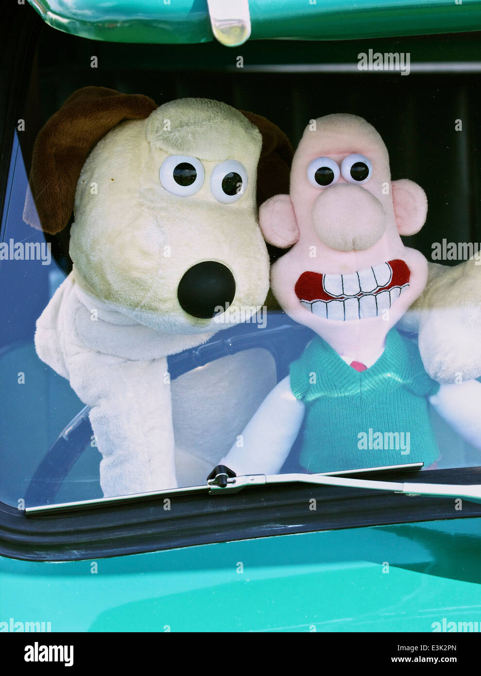 Wallace und Gromit Figuren im Fahrersitz von Oldtimer-Autokarna 2014 Wollaton Park Nottingham East Midlands England Europa Stockfoto