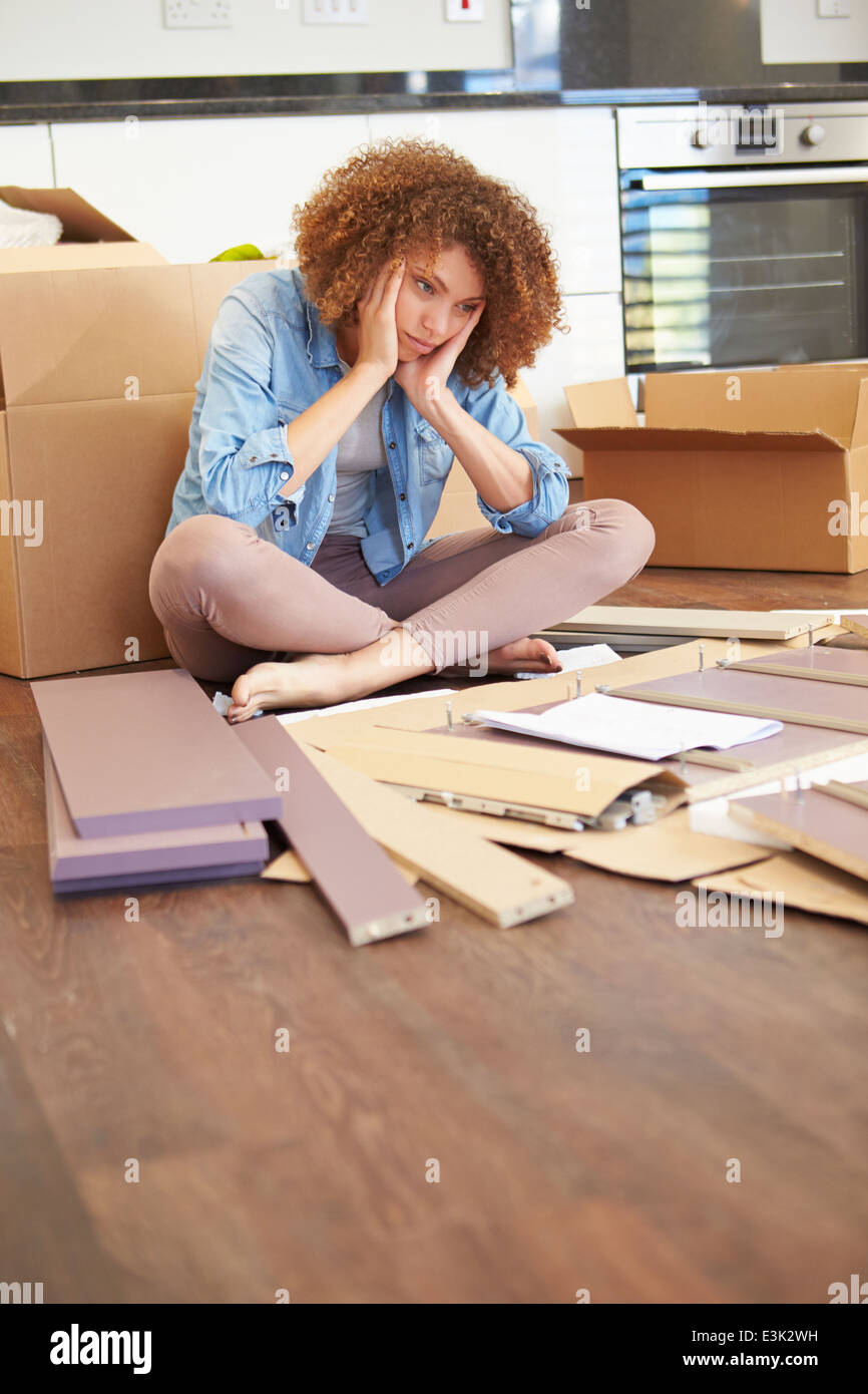 Frustrierte Frau Zusammenstellung Selbstmontage Möbel Stockfoto