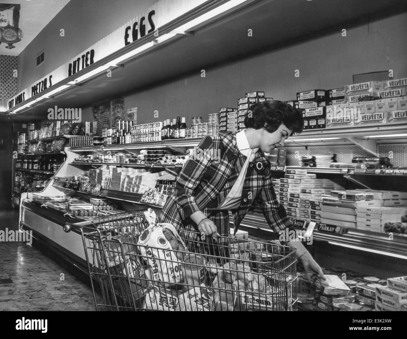 eine Frau in einem Usa-Markt, 60er Jahre Stockfoto