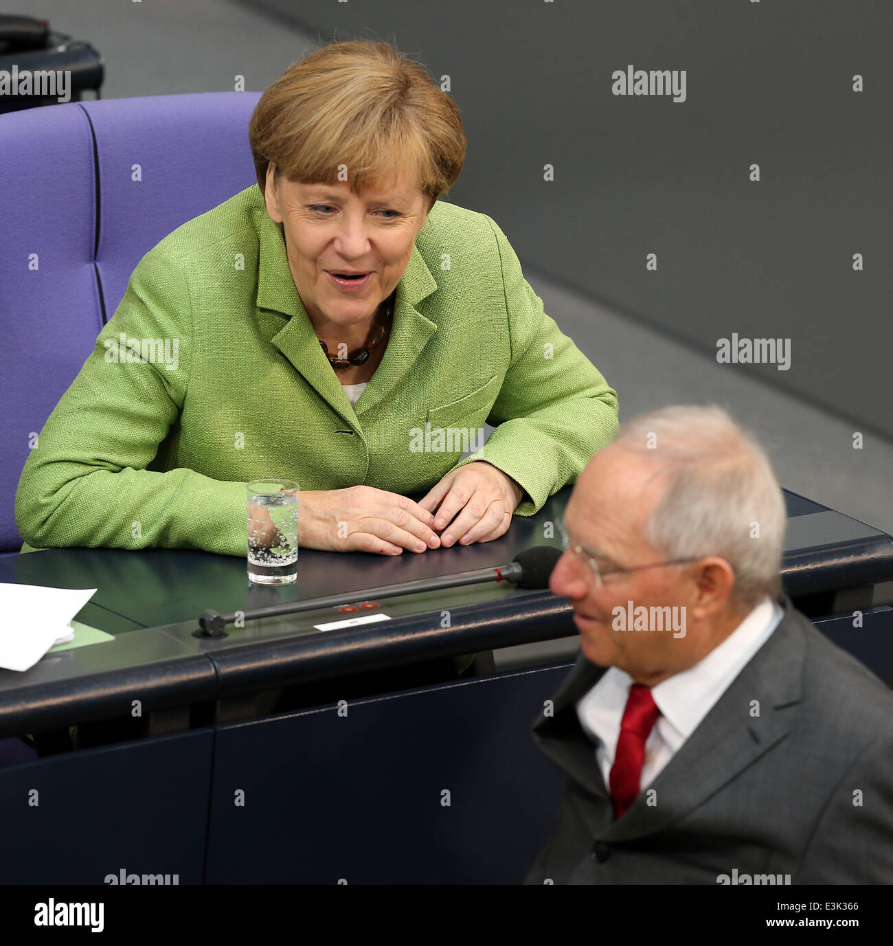 Berlin, Deutschland. 24. Juni 2014. Bundesminister der Finanzen Wolfgang Schäuble (CDU) und der deutschen Bundeskanzlerin Angela Merkel (CDU) sprechen während einer Debatte im Bundestag in Berlin, Deutschland, 24. Juni 2014. Foto: WOLFGANG KUMM/DPA/Alamy Live-Nachrichten Stockfoto