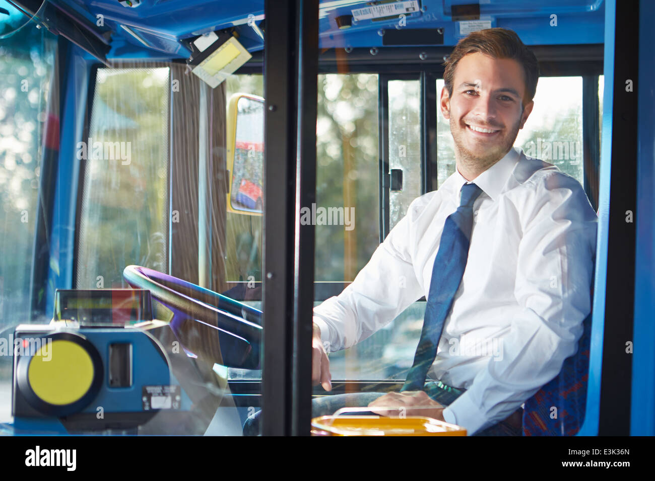 Porträt der Busfahrer hinter Rad Stockfoto