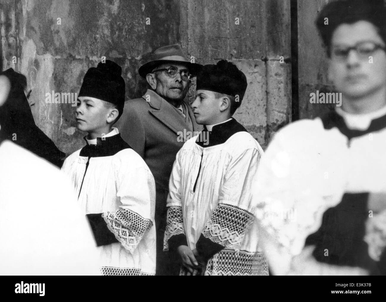 Ministranten bei einer katholischen Beerdigung, 70er Jahre Stockfoto