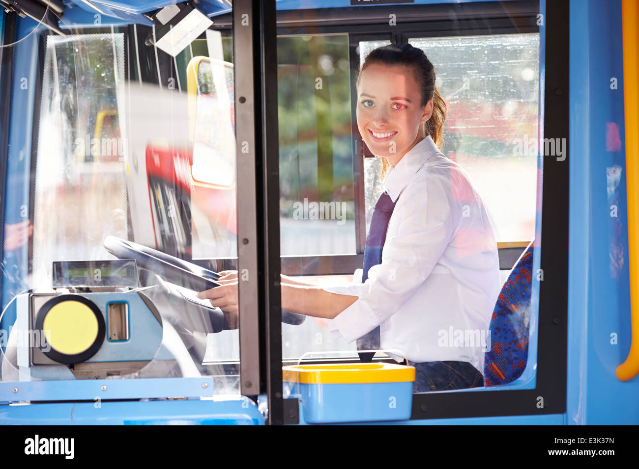 Porträt der Busfahrerin hinter Rad Stockfoto