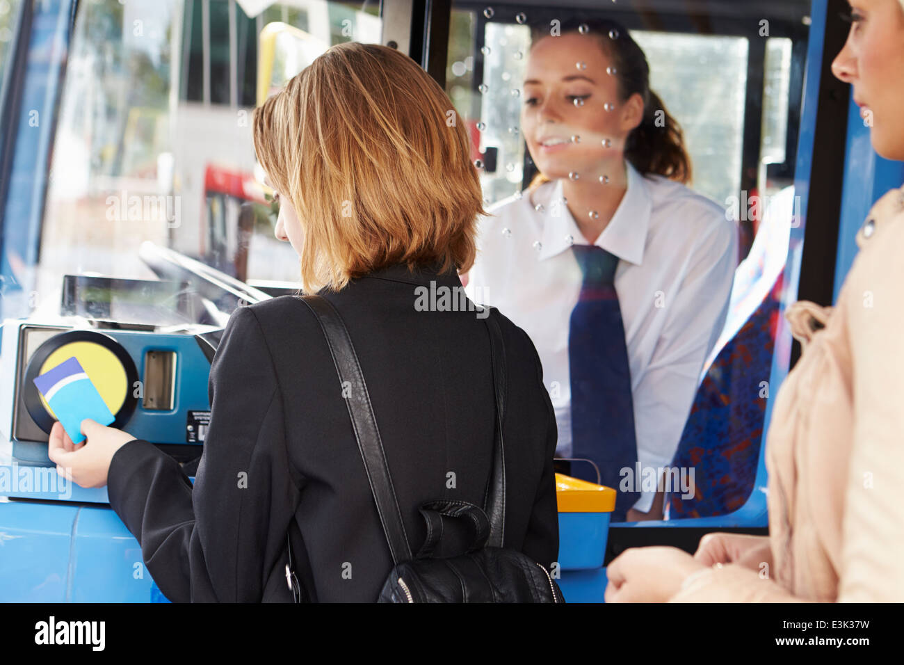 Frau einsteigen in Bus und mit Pass Stockfoto