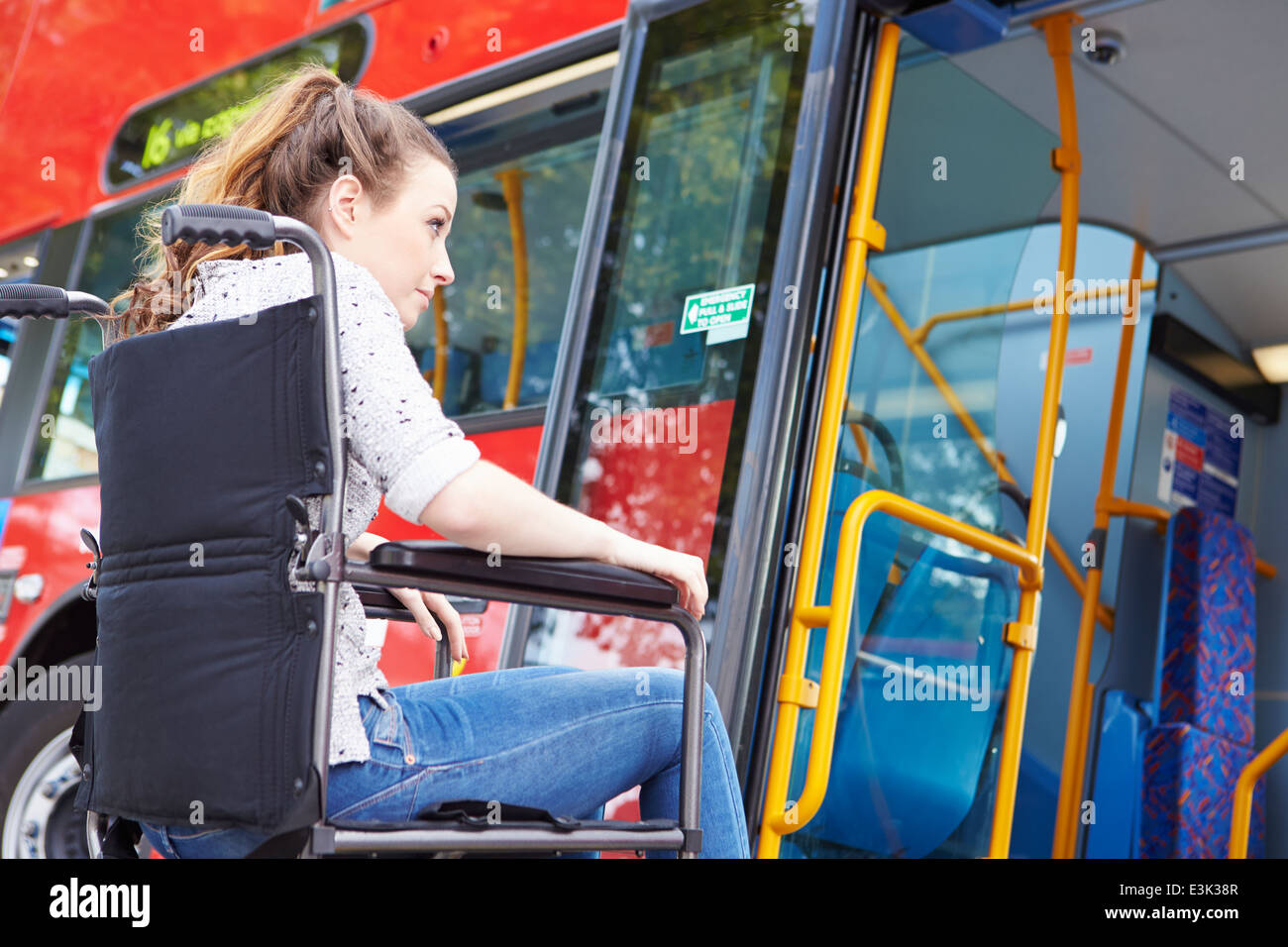 Behinderte Frau im Rollstuhl Boarding Bus Stockfoto