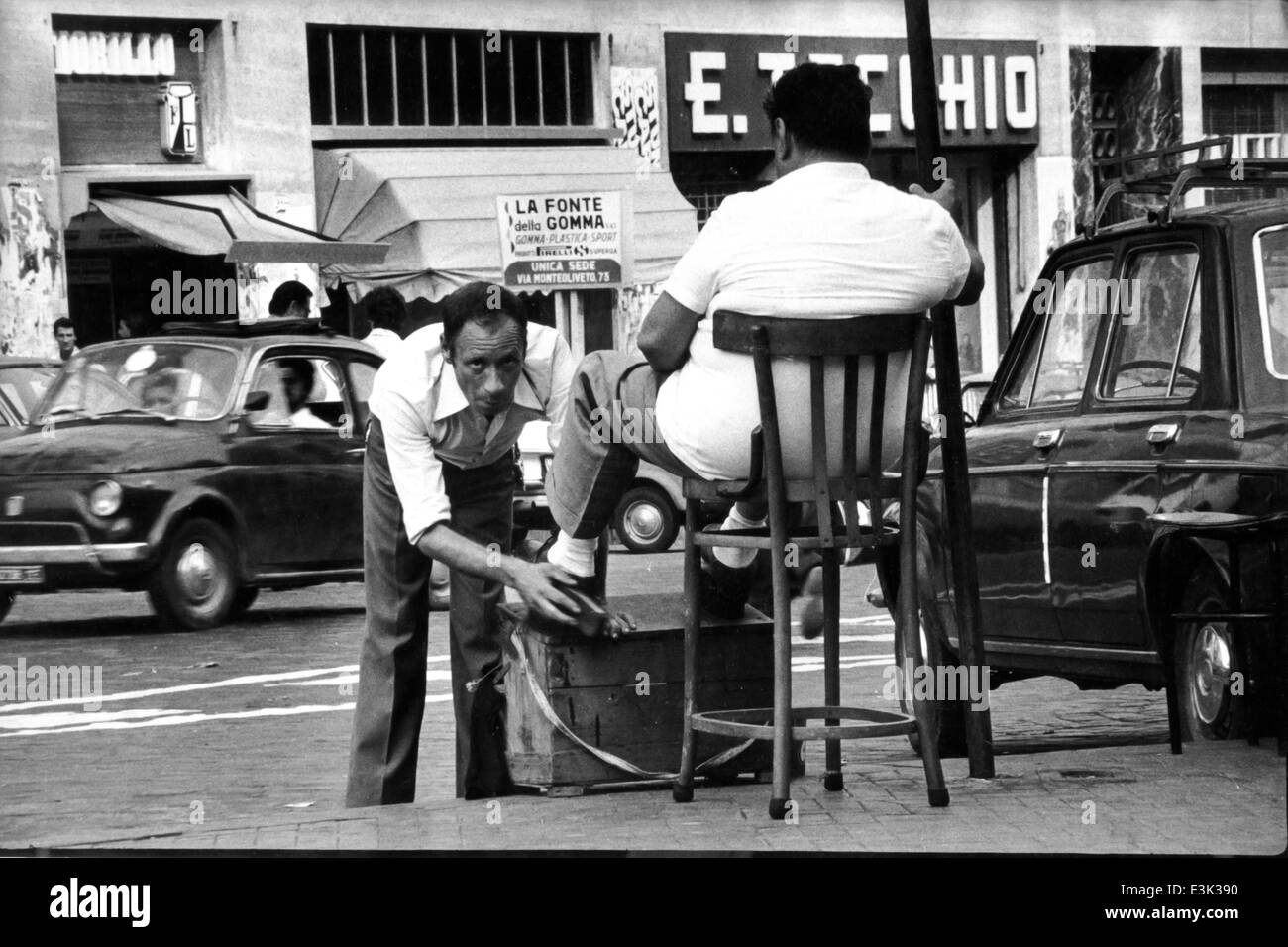 Schuh-Schleifer in einem Neapel Straße, Italien, 70er Jahre Stockfoto