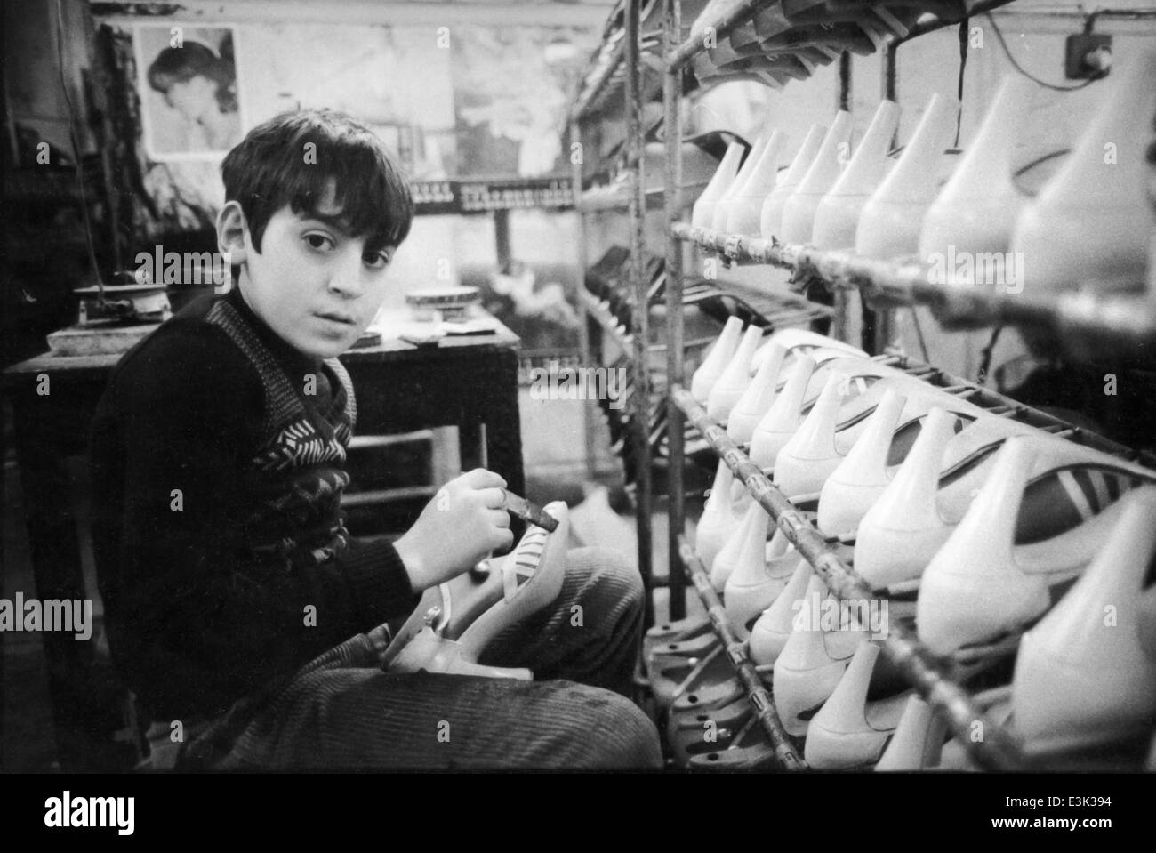 kleine Junge arbeitet in einer Fertigung, Neapel, Italien, 70er Jahre Schuhe " Stockfoto