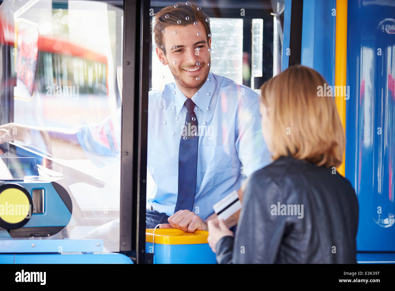 Frau einsteigen in Bus und mit Pass Stockfoto