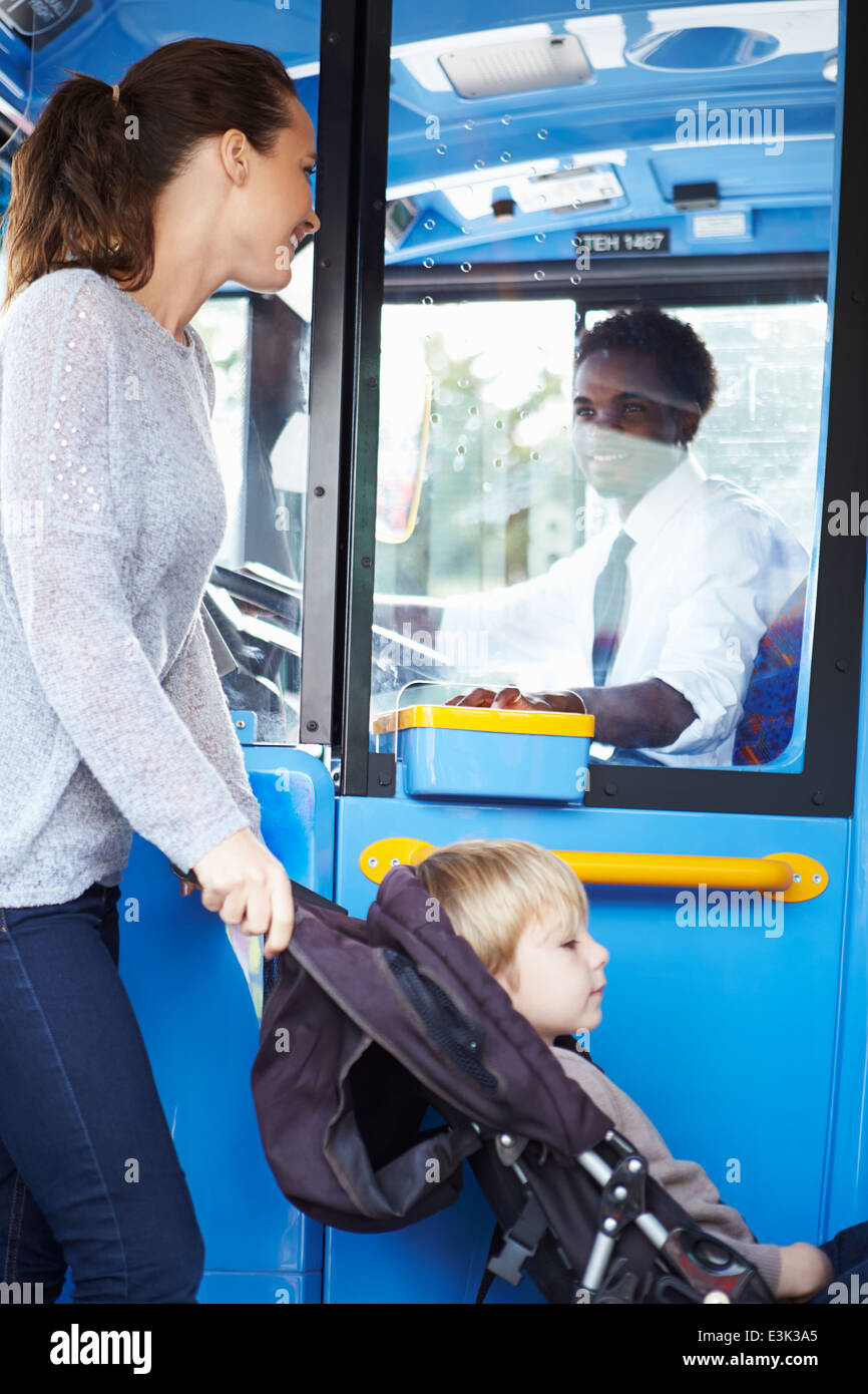 Mutter mit Kind im Kinderwagen Boarding Bus Stockfoto