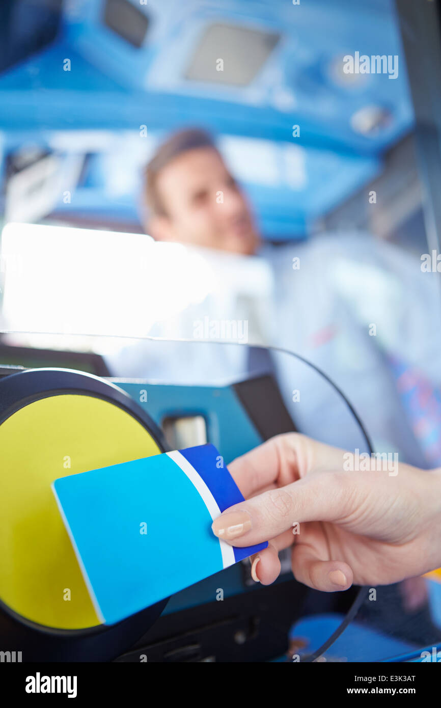 Nahaufnahme von Hand mit Bus-Pass für die Reise Stockfoto