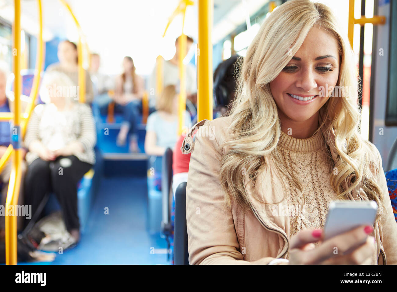 Frau liest SMS auf Bus Stockfoto