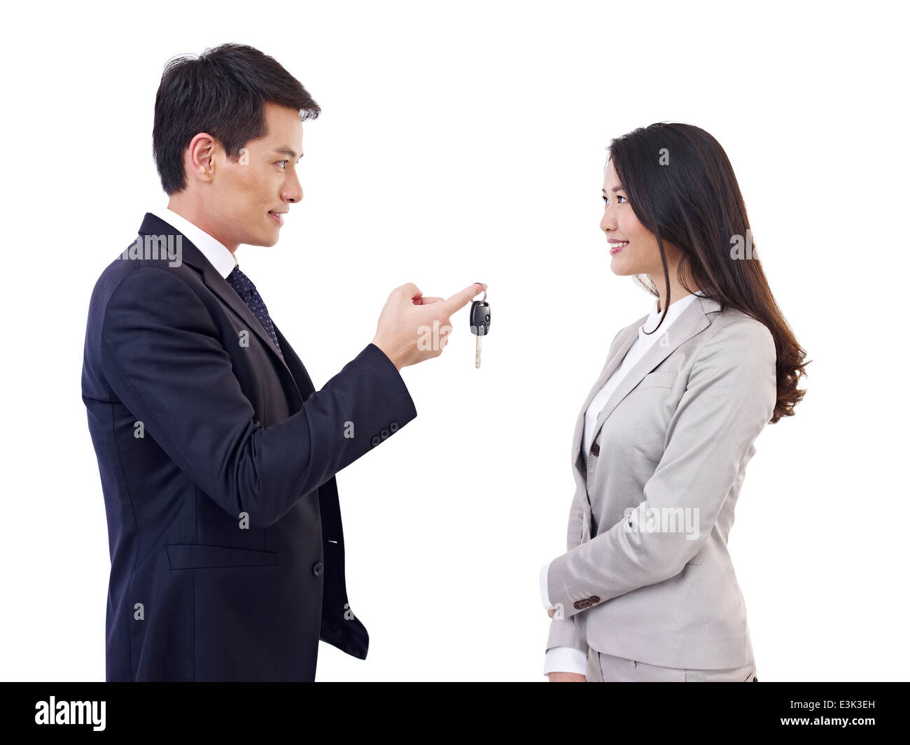 Übergabe der Autoschlüssel an Frau Mann Stockfoto