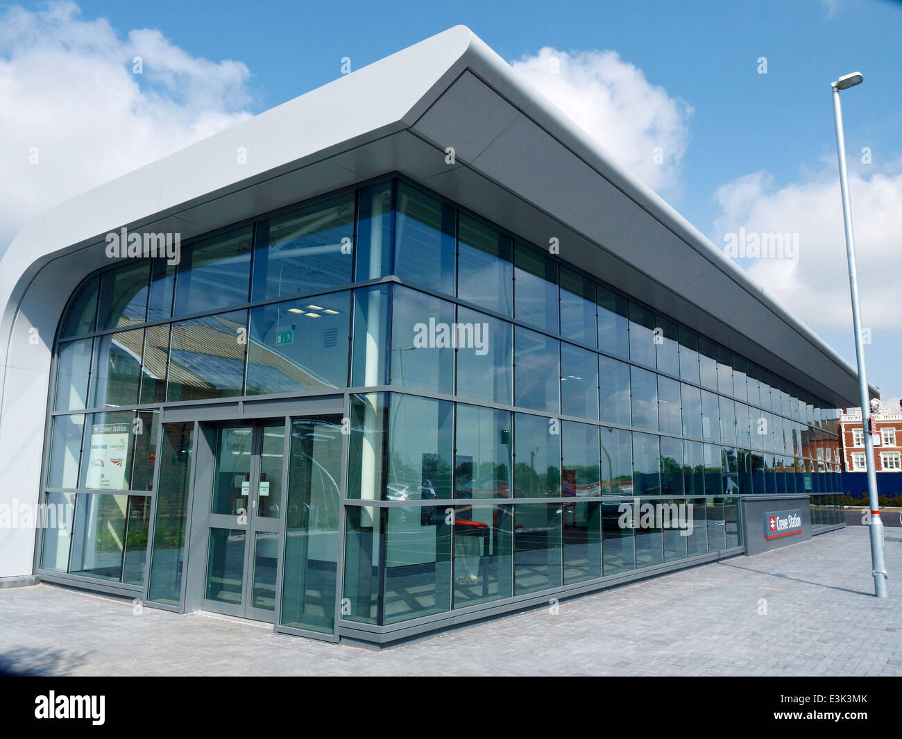 Weston Road Eingang zum Bahnhof in Crewe Cheshire UK Stockfoto