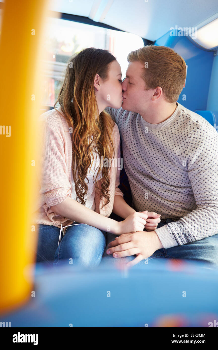 Romantischen Teenager-Paar küssen auf Bus Stockfoto