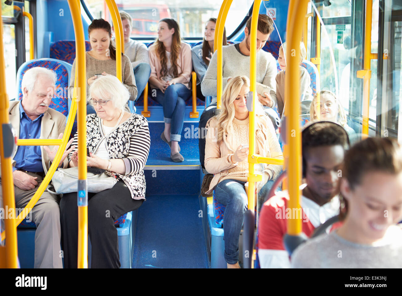 Innenraum des Busses mit Passagieren Stockfoto