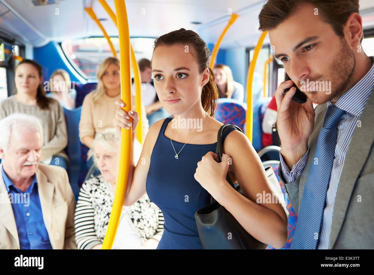 Passagiere auf belebten Commuter Bus stehen Stockfoto