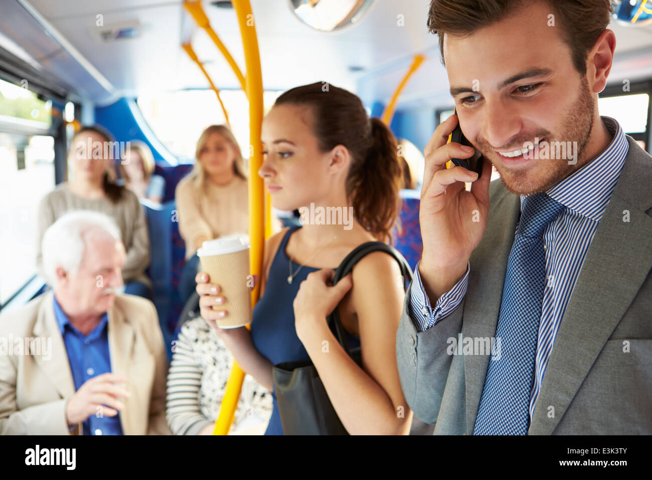 Passagiere auf belebten Commuter Bus stehen Stockfoto