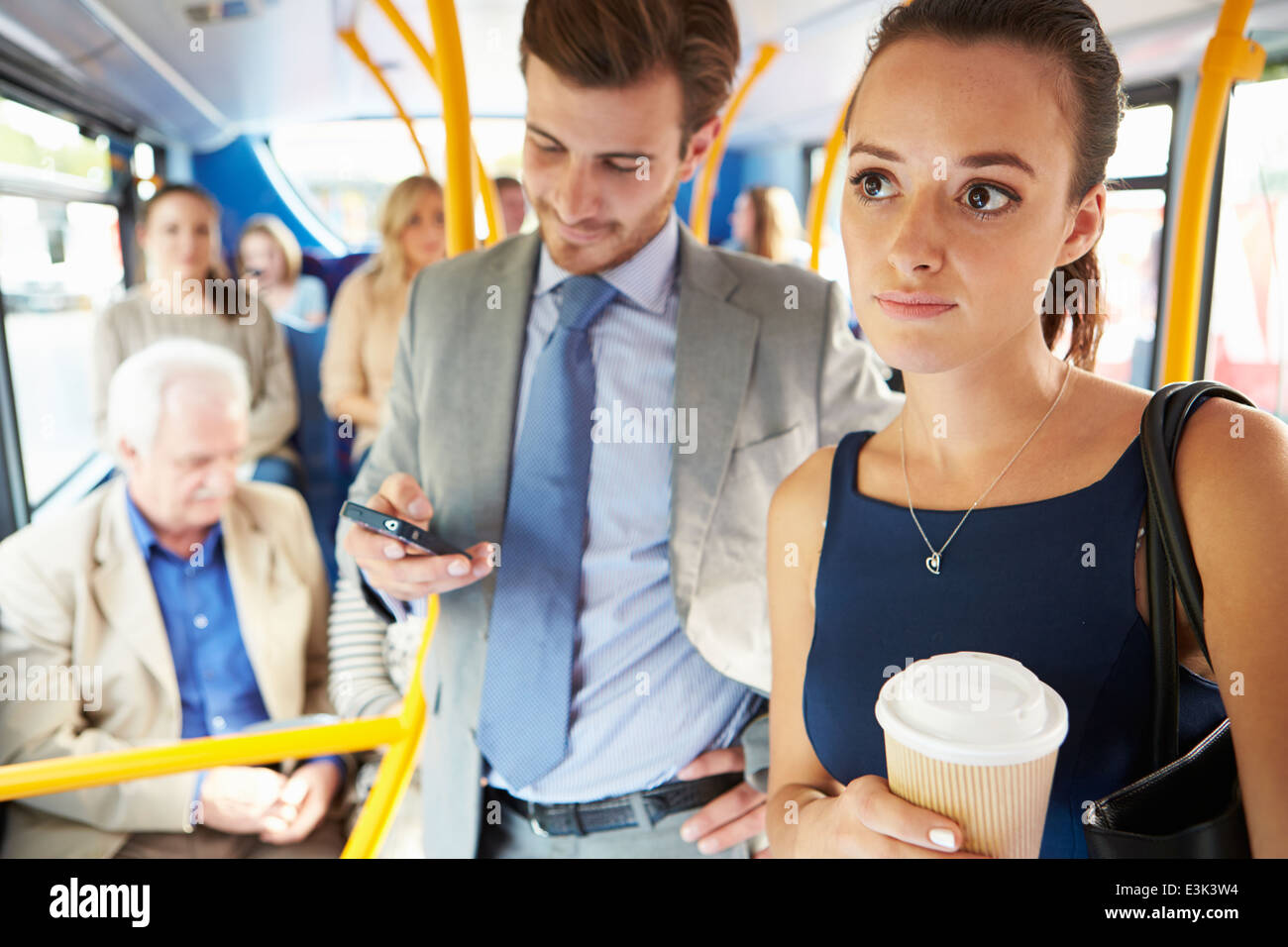 Passagiere auf belebten Commuter Bus stehen Stockfoto