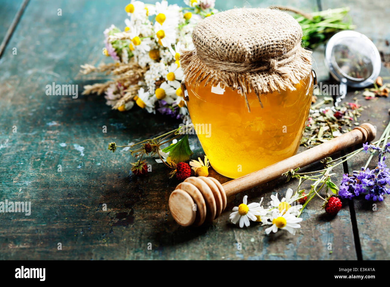 Honig und Kräutertee auf hölzernen Hintergrund - Sommer, Gesundheit und Bio-Lebensmittel-Konzept Stockfoto