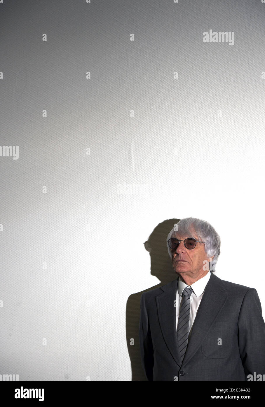 München, Deutschland. 24. Juni 2014. Formel 1-Boss Bernie Ecclestone wird das Landgericht München, 24. Juni 2014. Ecclestone ist mit Bestechung und Anstiftung zur Verletzung von Vertrauen "in einem besonders schweren Fall" über eine 44 Millionen US-Dollar Zahlung an einen deutschen Banker, aufgeladen, die Staatsanwälte bedeutet wurde behaupten, um den Verkauf von Formula One Group an einen Käufer Ecclestone nach Wunsch zu erleichtern. Foto: PETER KNEFFEL/DPA/Alamy Live-Nachrichten Stockfoto