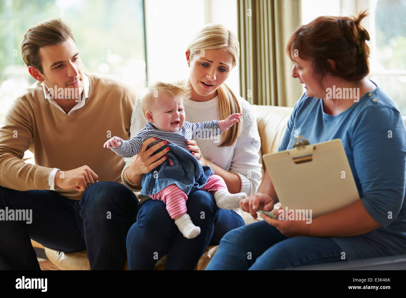 Sozialarbeiter, Besuch der Familie mit Kleinkind Stockfoto