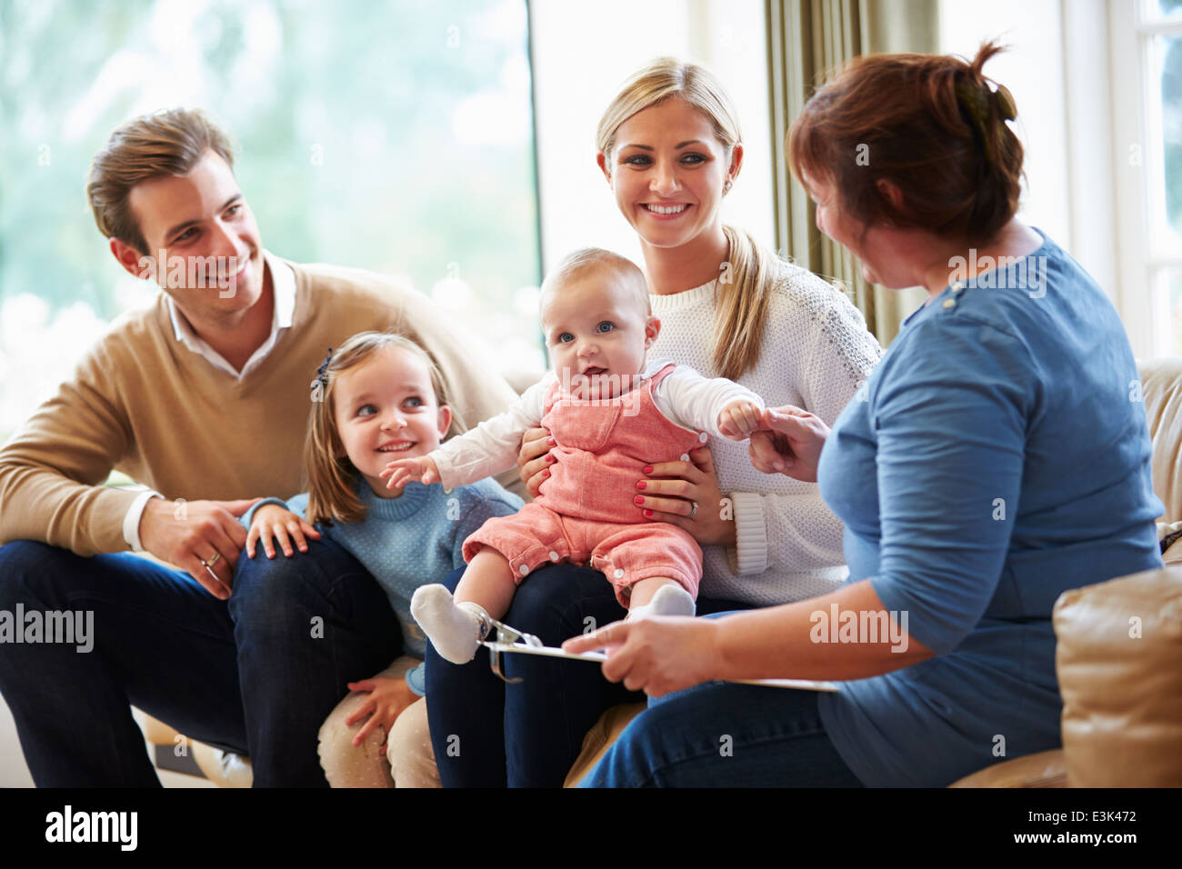 Gesundheit-Besucher im Gespräch mit Familie mit Kleinkind Stockfoto