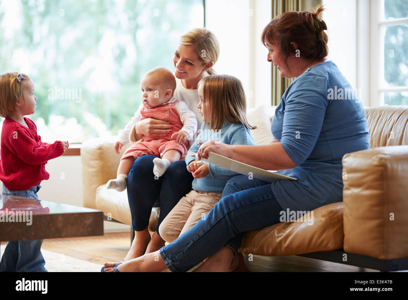 Gesundheit-Besucher im Gespräch mit Mutter mit kleinen Kindern Stockfoto