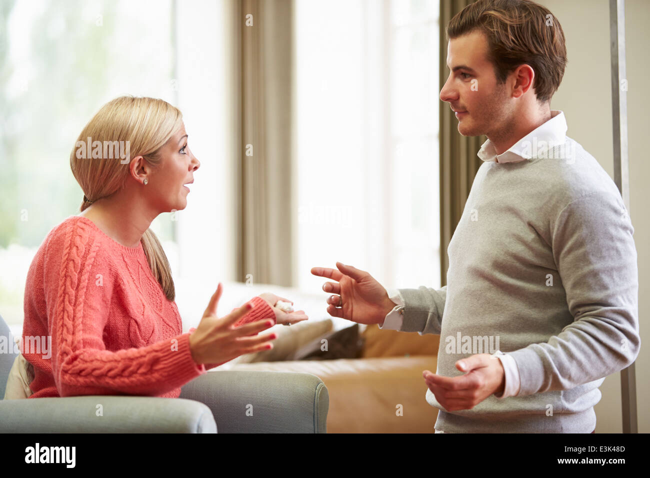 Junges Paar mit Argument zu Hause Stockfoto