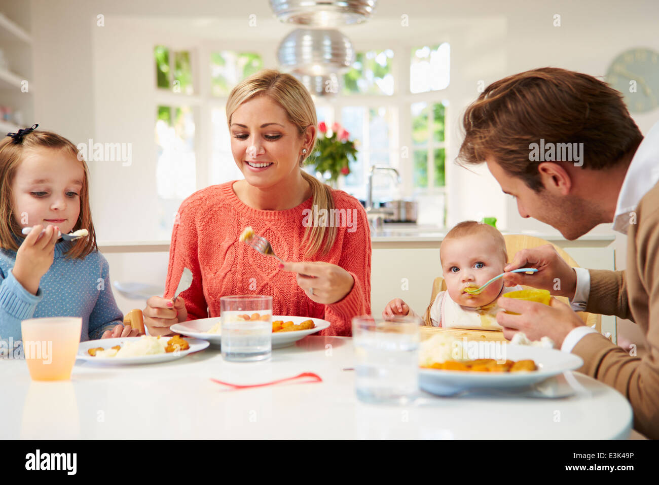 Familie mit Kleinkind Essen Mahlzeit zu Hause Stockfoto
