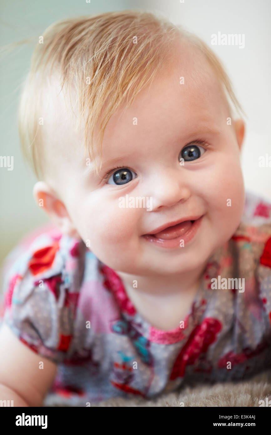 Porträt von Cute Baby Girl Stockfoto