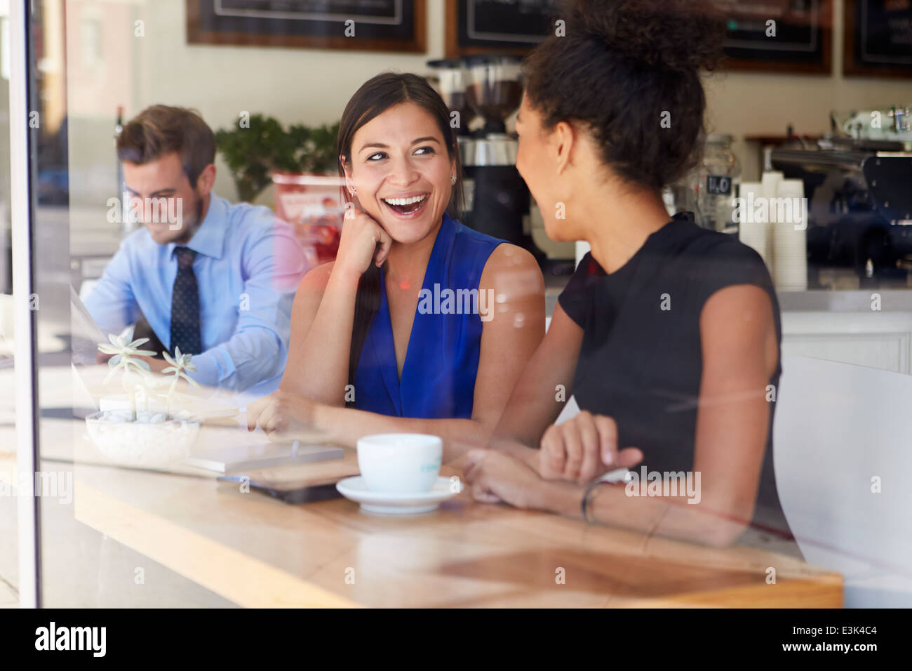 Zwei Unternehmerinnen treffen im Café Stockfoto
