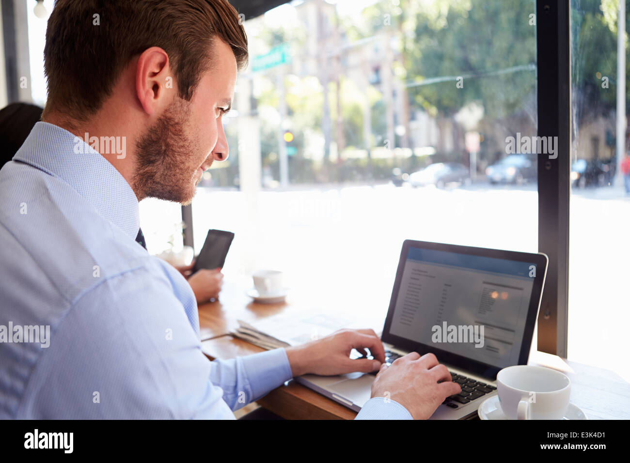 Geschäftsmann mit Laptop im Café Stockfoto